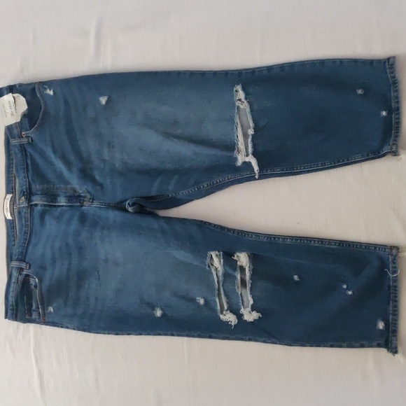 Abercrombie & Fitch Denim - Abercrombie & Fitch The Mom Jeans. Cropped. High Rise. Size 36/22.